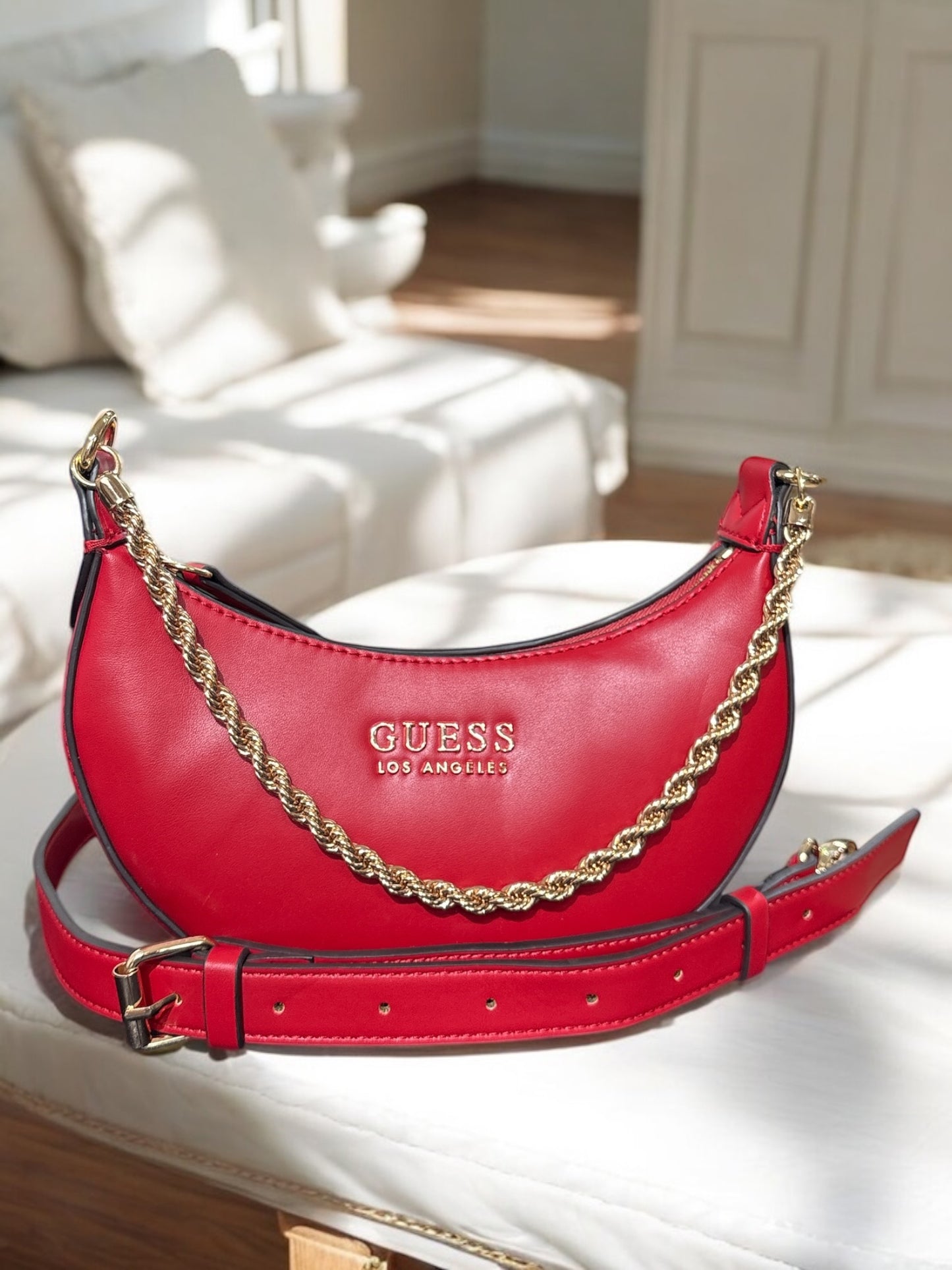 Crossbody/Hobo Guess roja Palmillas, cadena y placa dorada