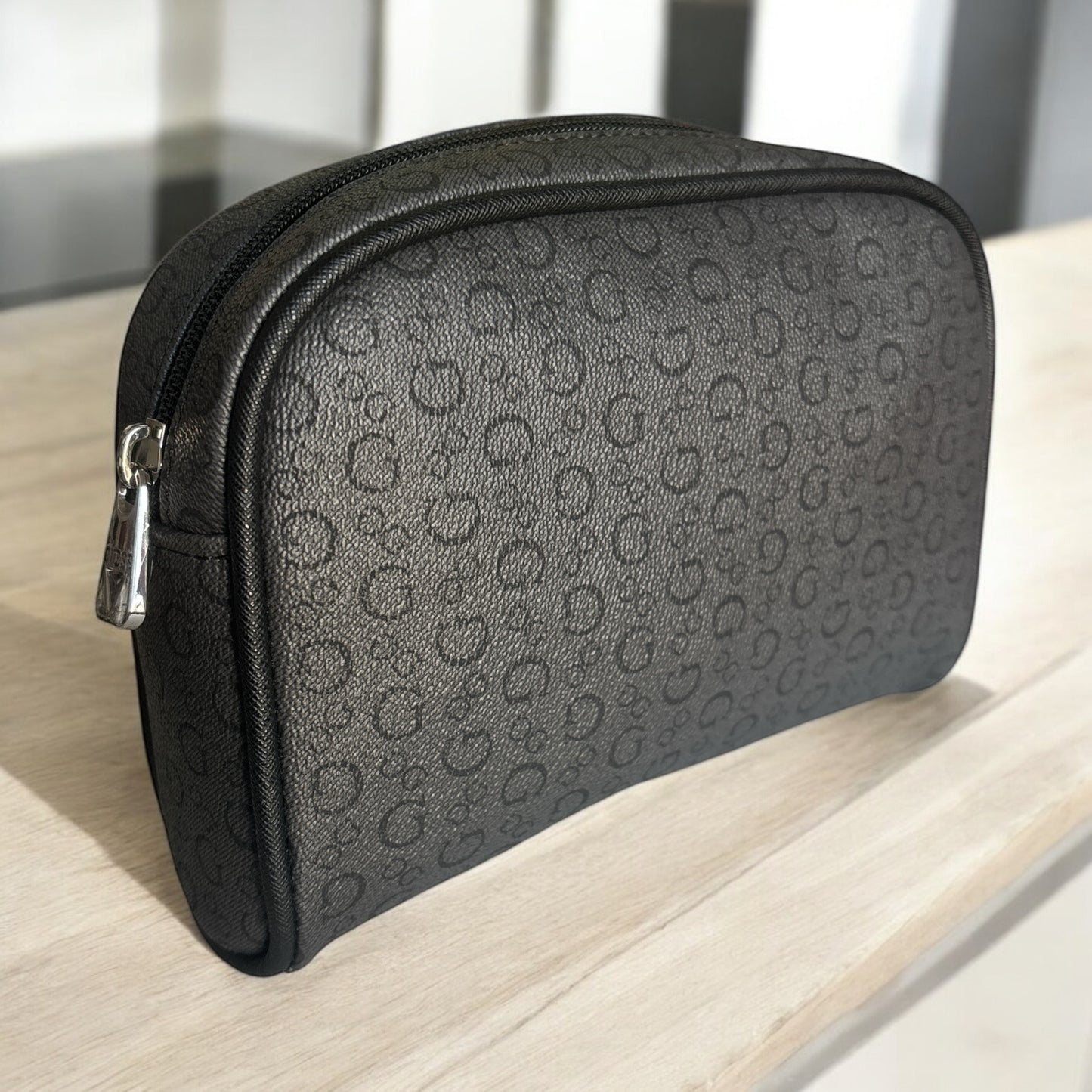 Cosmetiquera Guess gris con monogram negro