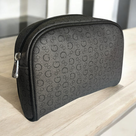 Cosmetiquera Guess gris con monogram negro