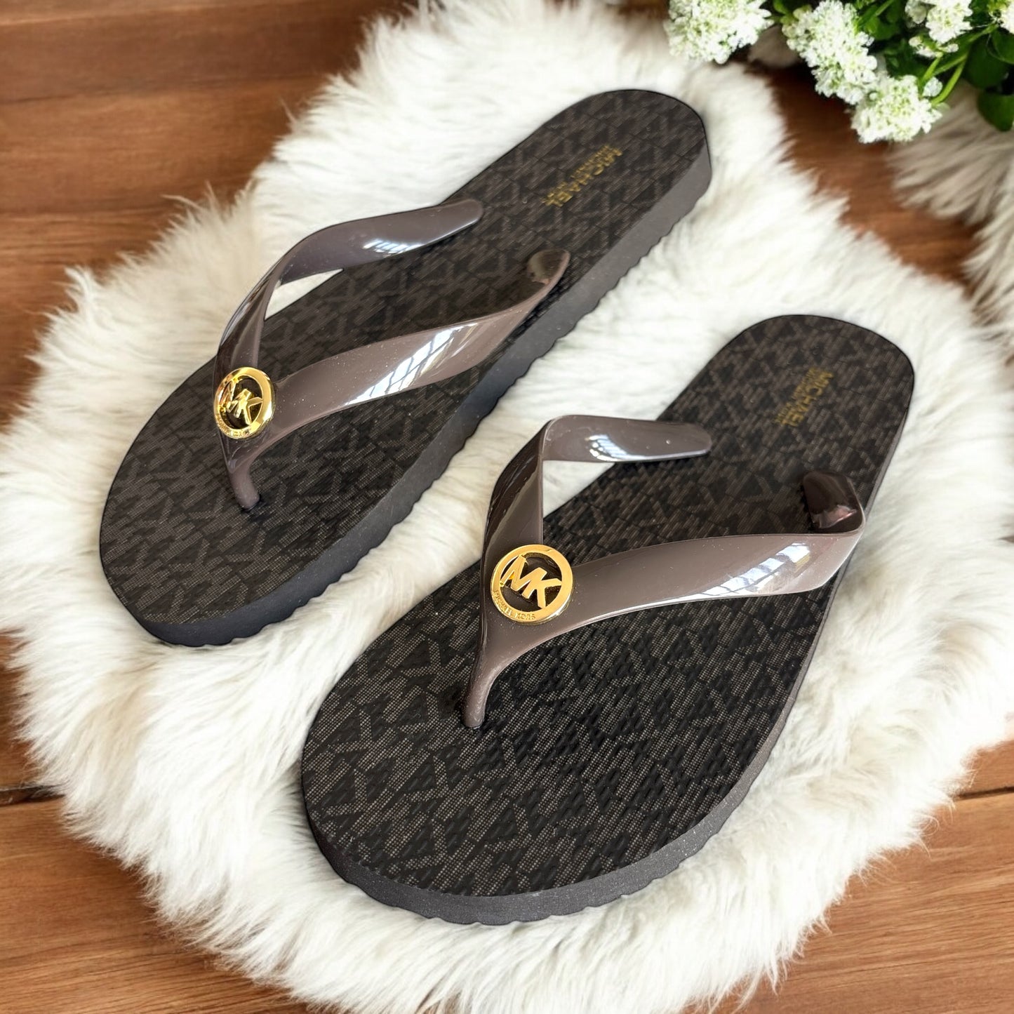 Sandalias Michael K chocolate con monogram y placa dorada