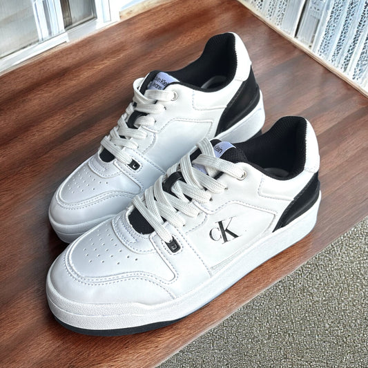 Tenis Calvin K blancos con negro