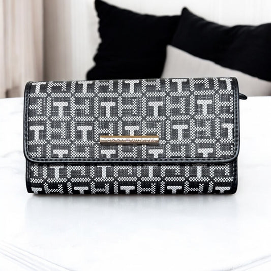 Cartera Tommy H negra monogram blanco, placa dorada