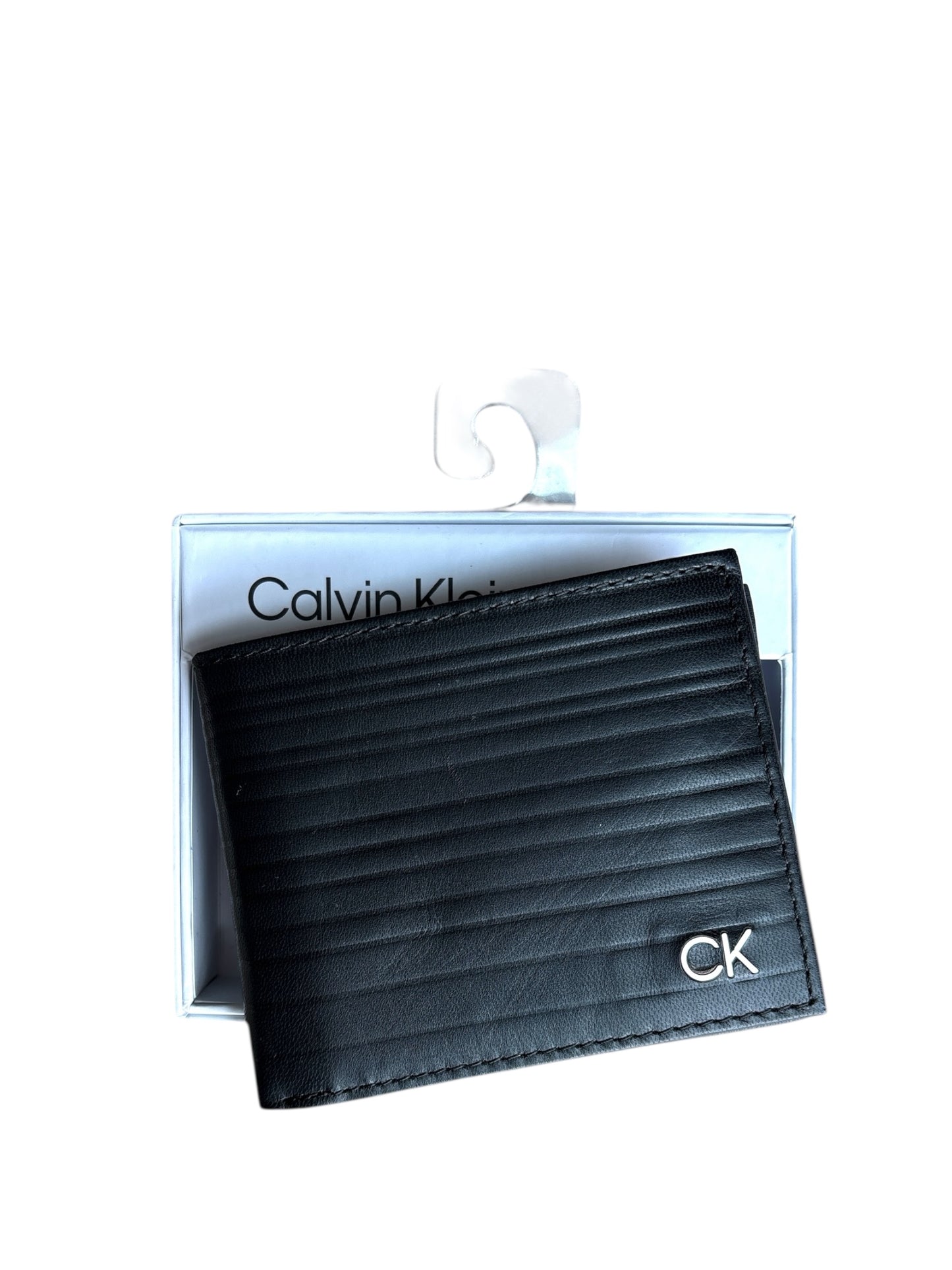 Cartera Calvin k negra,capitonada en líneas placa plateada para caballero
