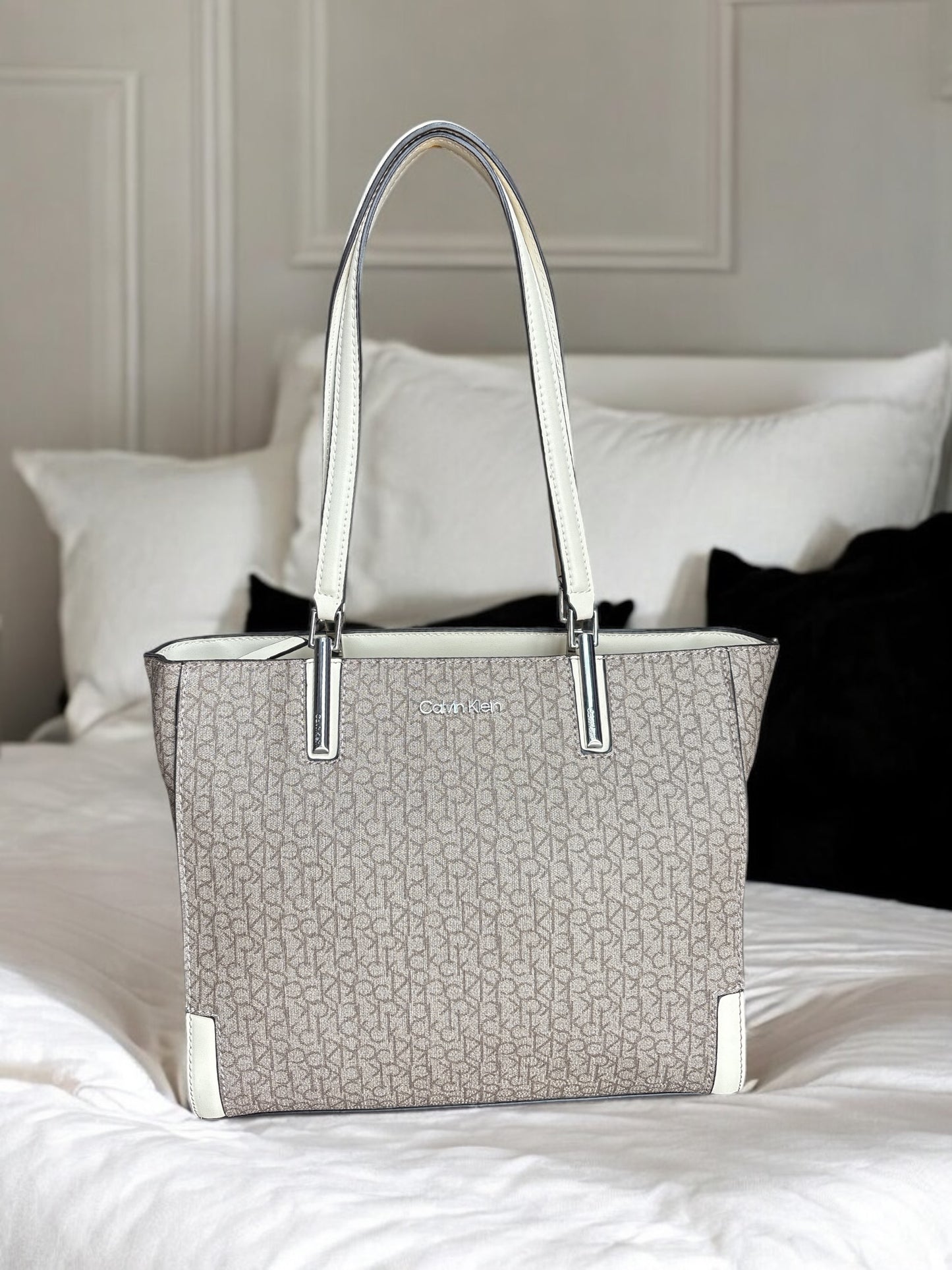Tote Calvin k camel/crema con monogram, strap con placas plateadas