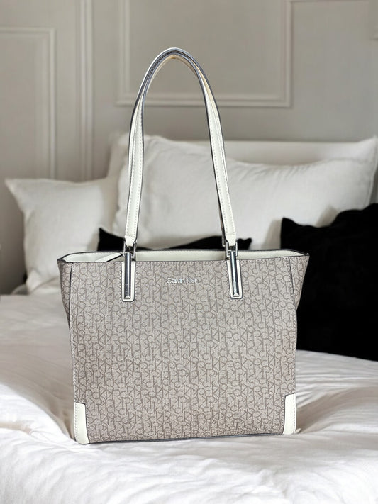 Tote Calvin k camel/crema con monogram, strap con placas plateadas