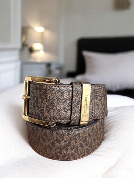 Cinturón Michael k chocolate con monogram,  hebilla dorada grabada