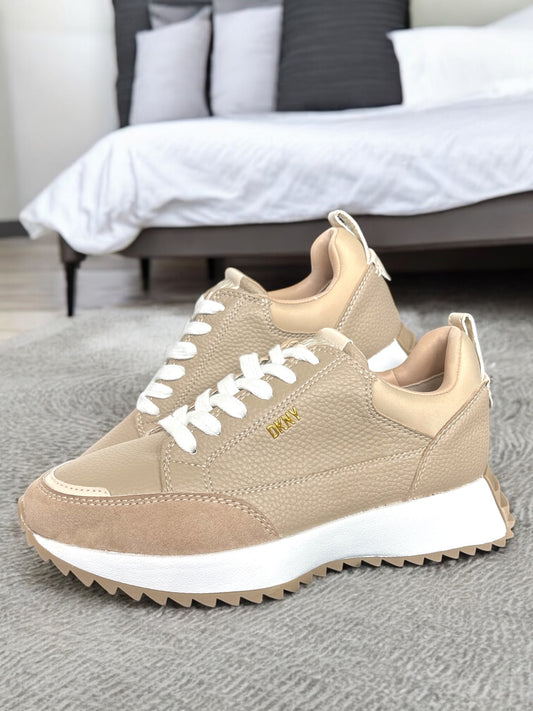 Tenis DKNY arena/blanco con placa dorada