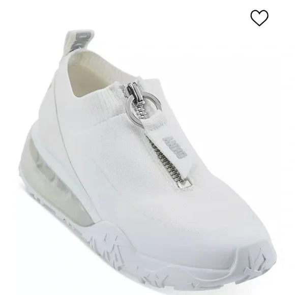 Tenis DKNY blancos, plataforma con trama parecida y suela en letras 3D