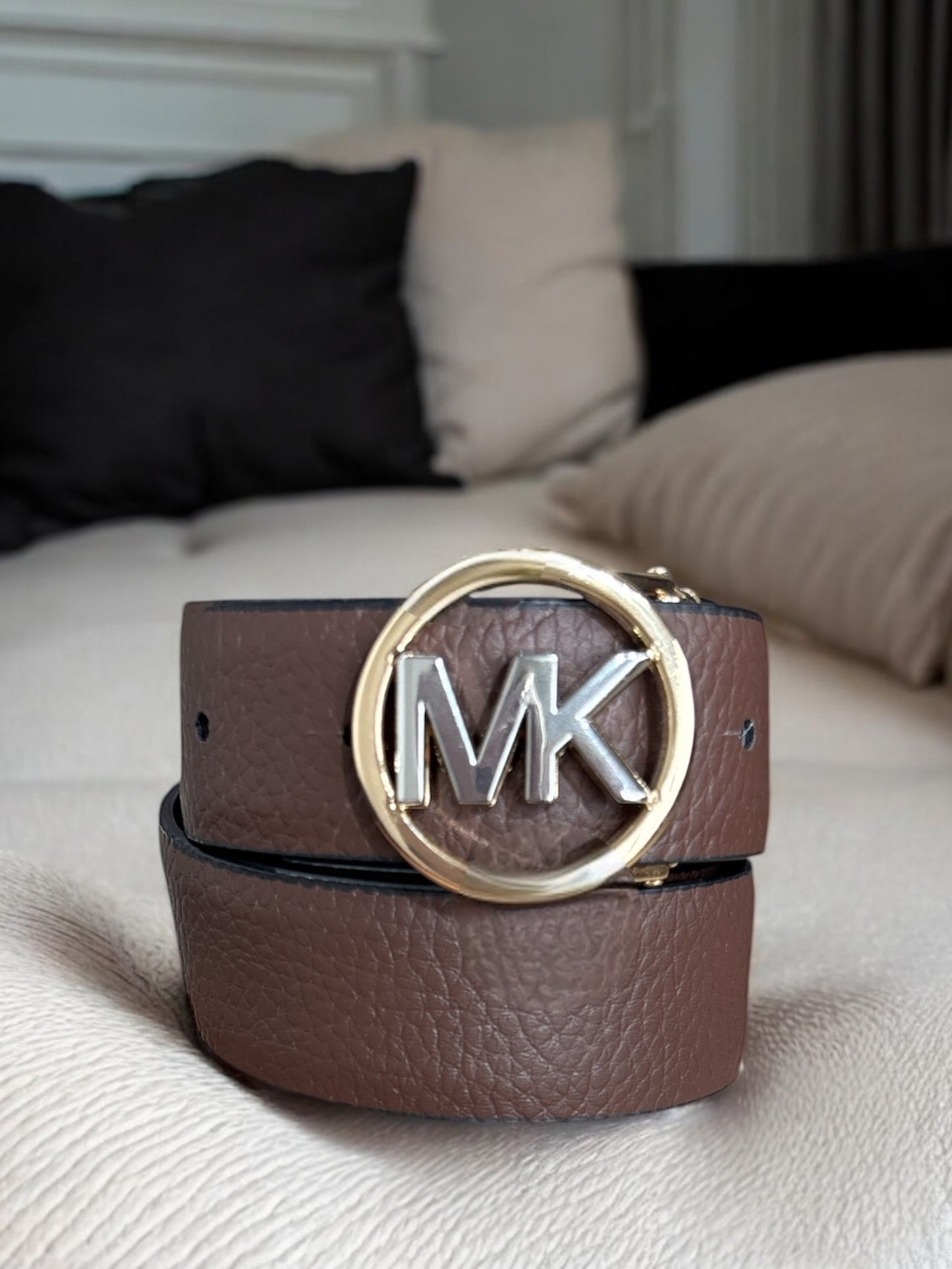 Cinturón Michael k café/negro con monogram reversible, placa dorada/plateada