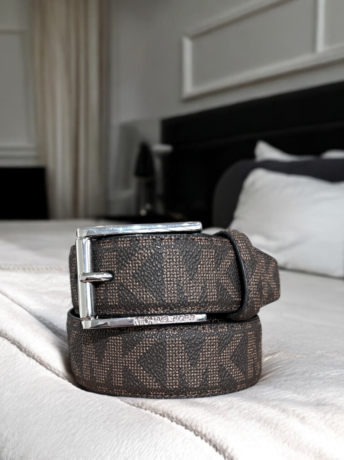 Cinturón Michael L chocolate con monogram, hebilla plateada grabada