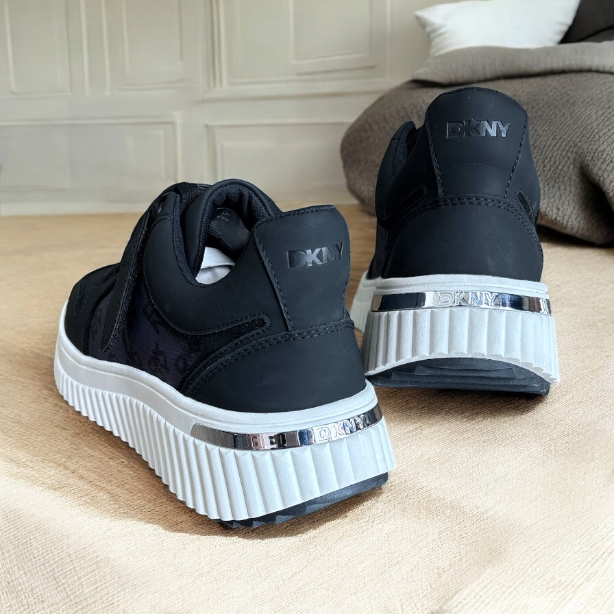 Tenis DKNY negro/azul marino, suela blanca