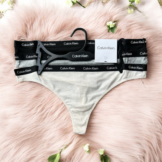 Tangas Calvin K beige, gris y negra con letras blancas