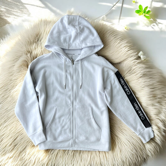 Sudadera Calvin K blanca con línea en mangas y letras blancas para caballero