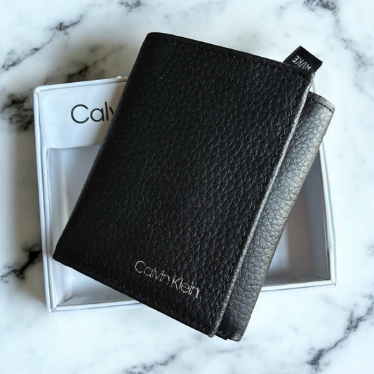 Cartera Calvin K negra letras plata parte inferior derecha