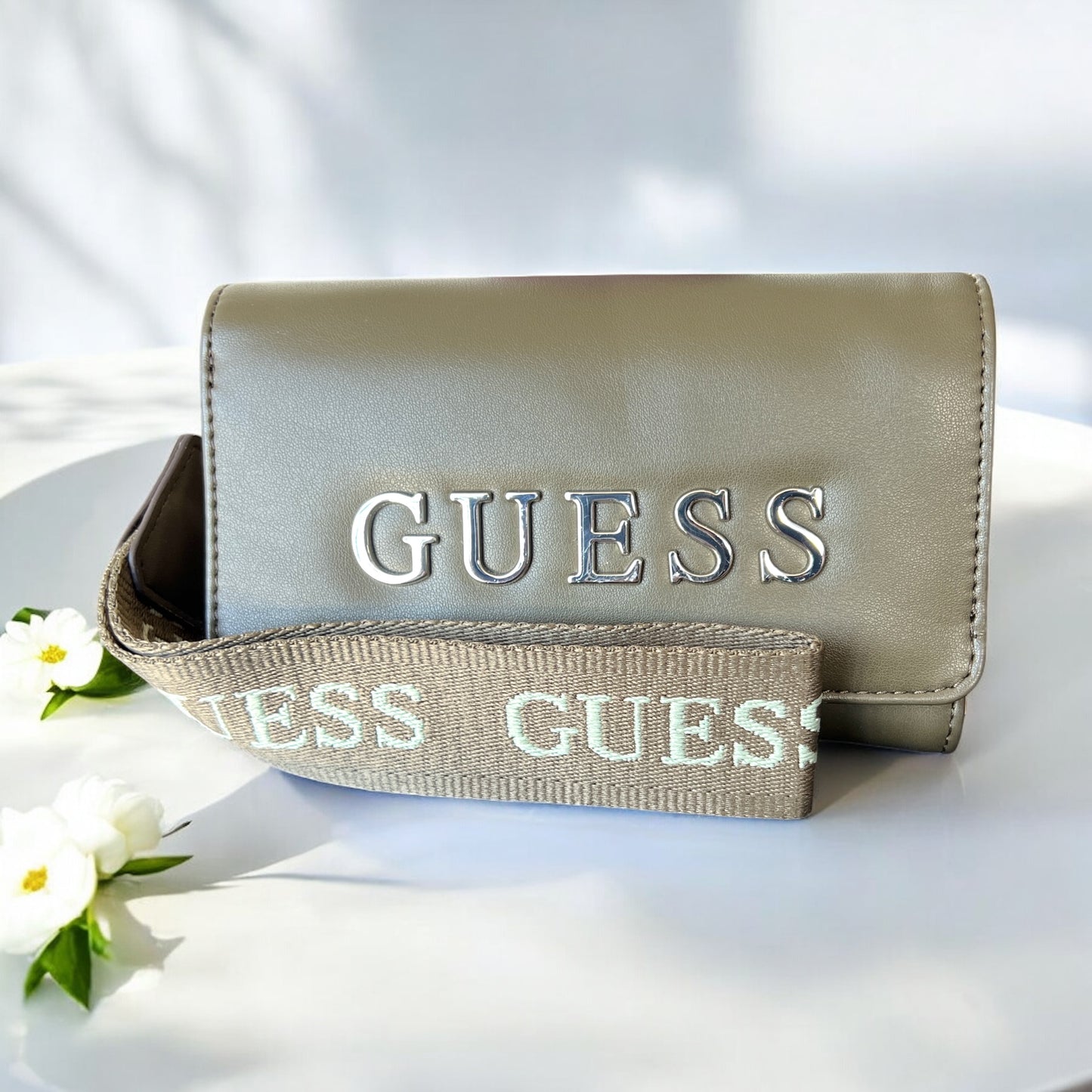 Cartera Guess verde olivo con placa plateada