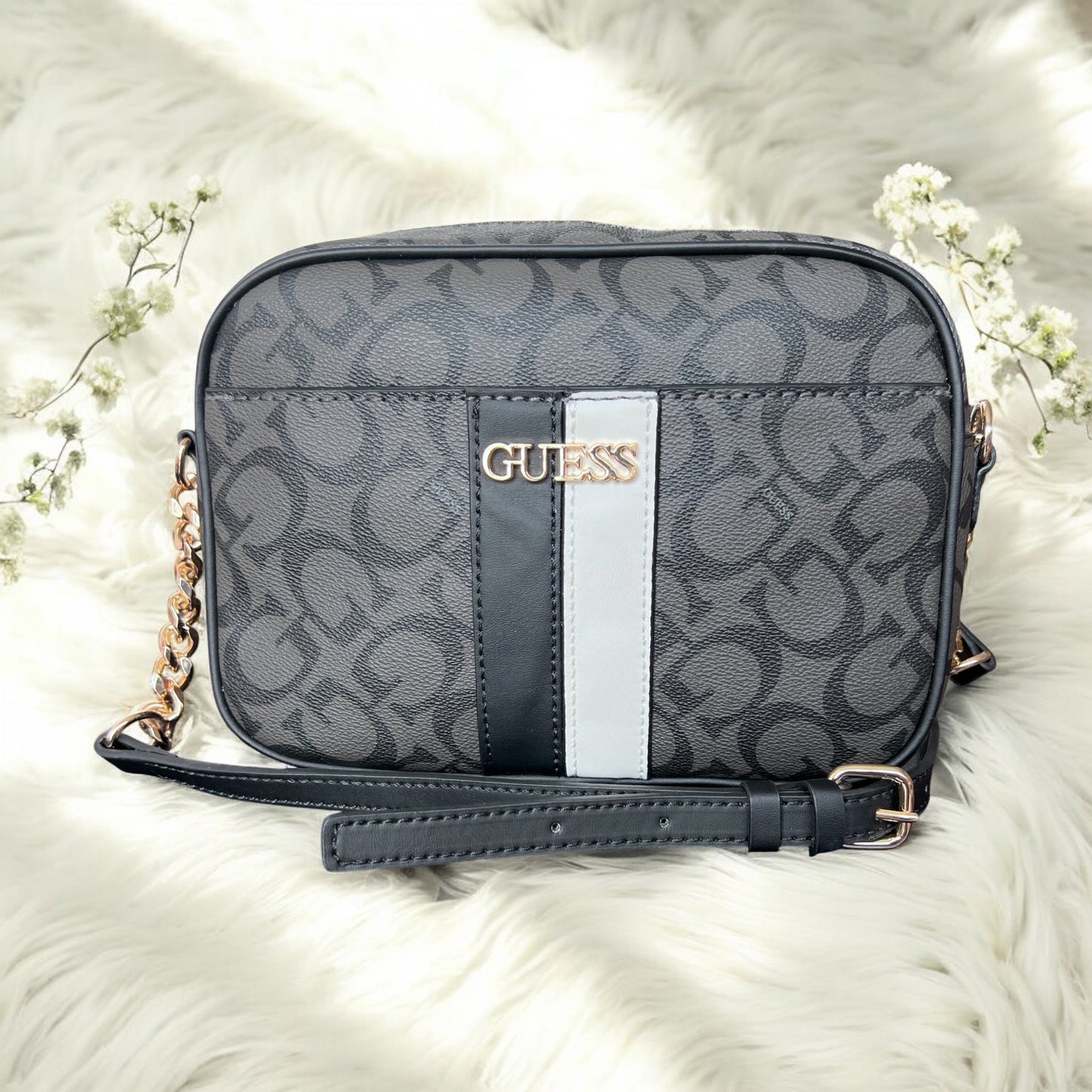 Crossbody Guess gris con monogram negro