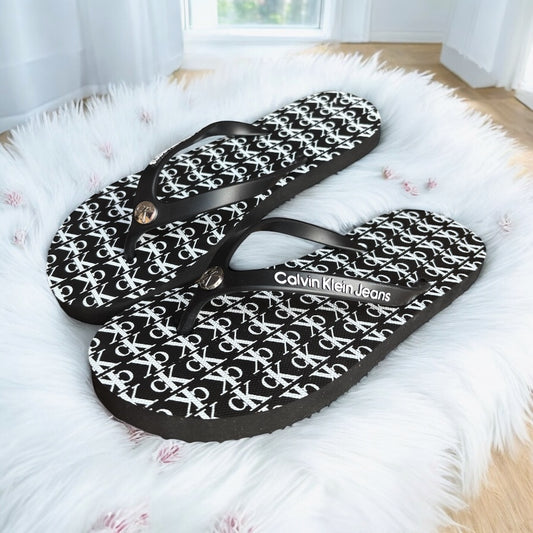 Sandalias Calvin Klein negras monogram y letras 3D en blanco, placa plateada