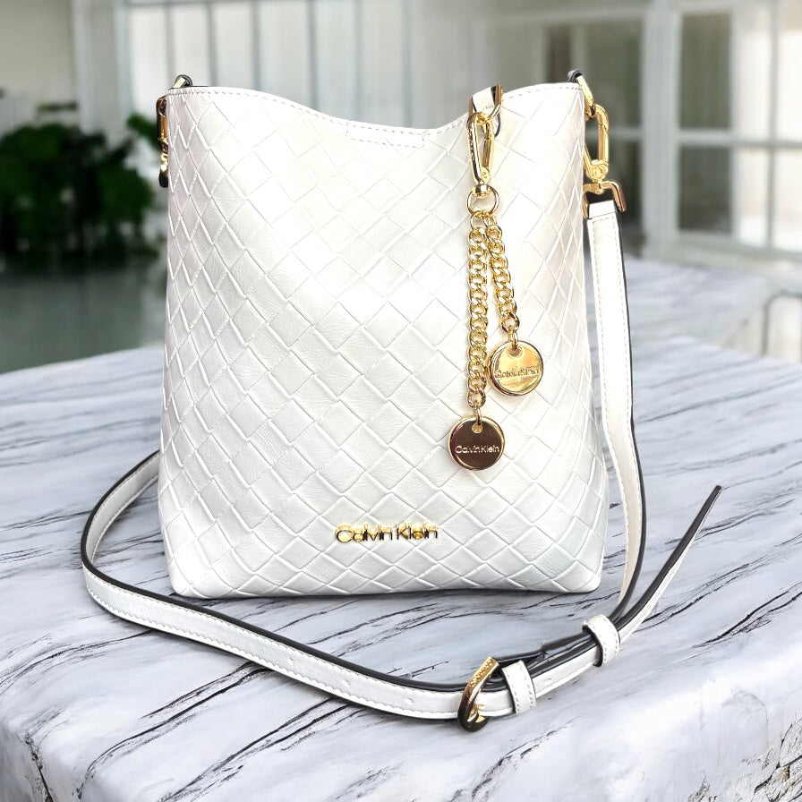 Bucket Calvin K beige, strap ajustable, llavero y placa dorado