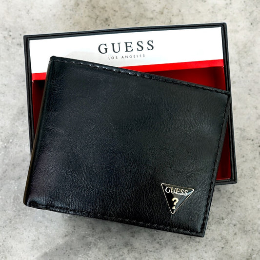 Cartera Guess negra tipo piel con placa negra/dorada