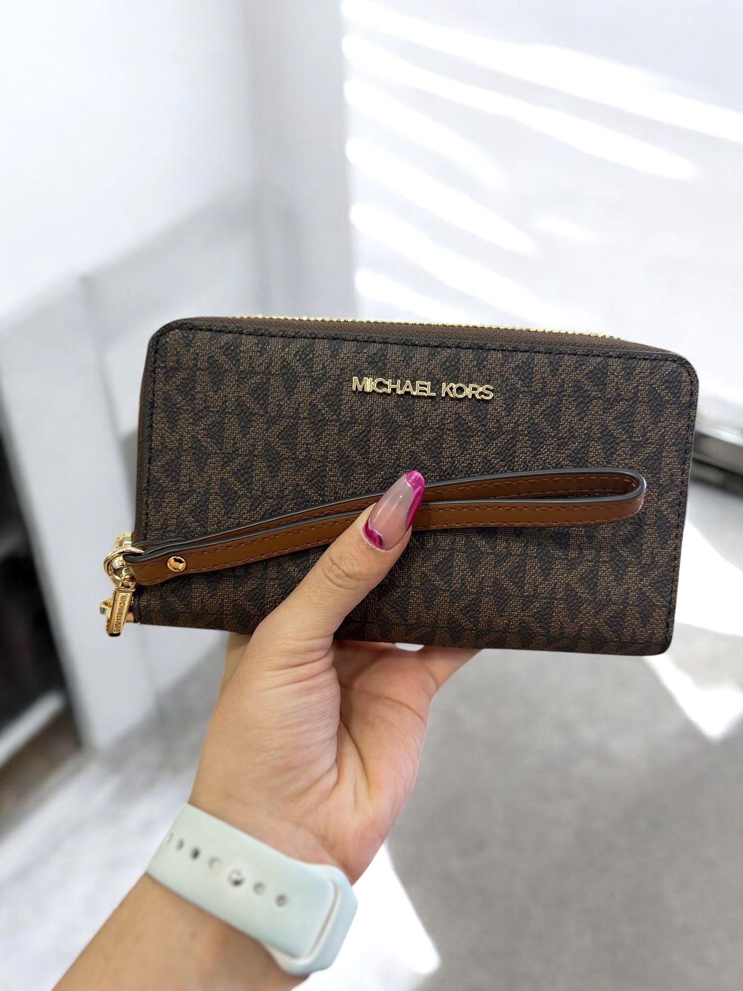 Cartera Michael k chocolate con monogram y strap