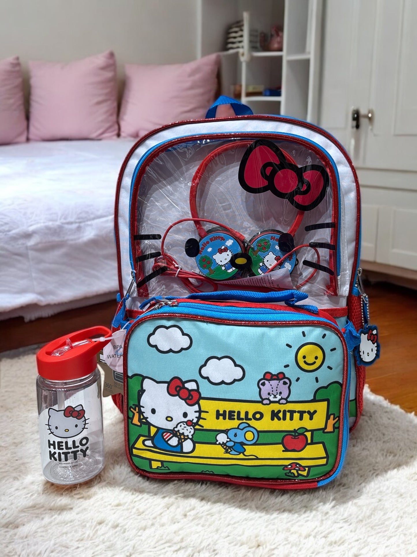 Backpack Hello Kitty blanca/roja, azul, vaso, audifonos, llavero y lonchera