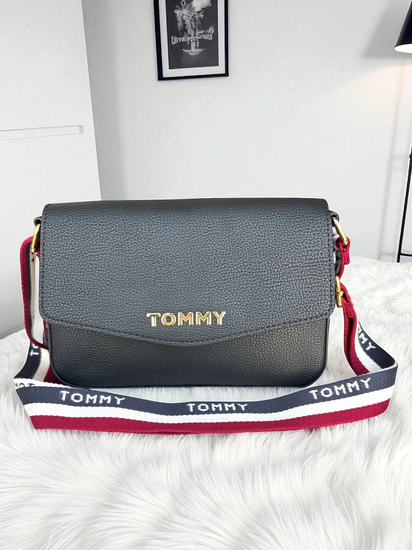 Crossbody Tommy H negra con strap textil