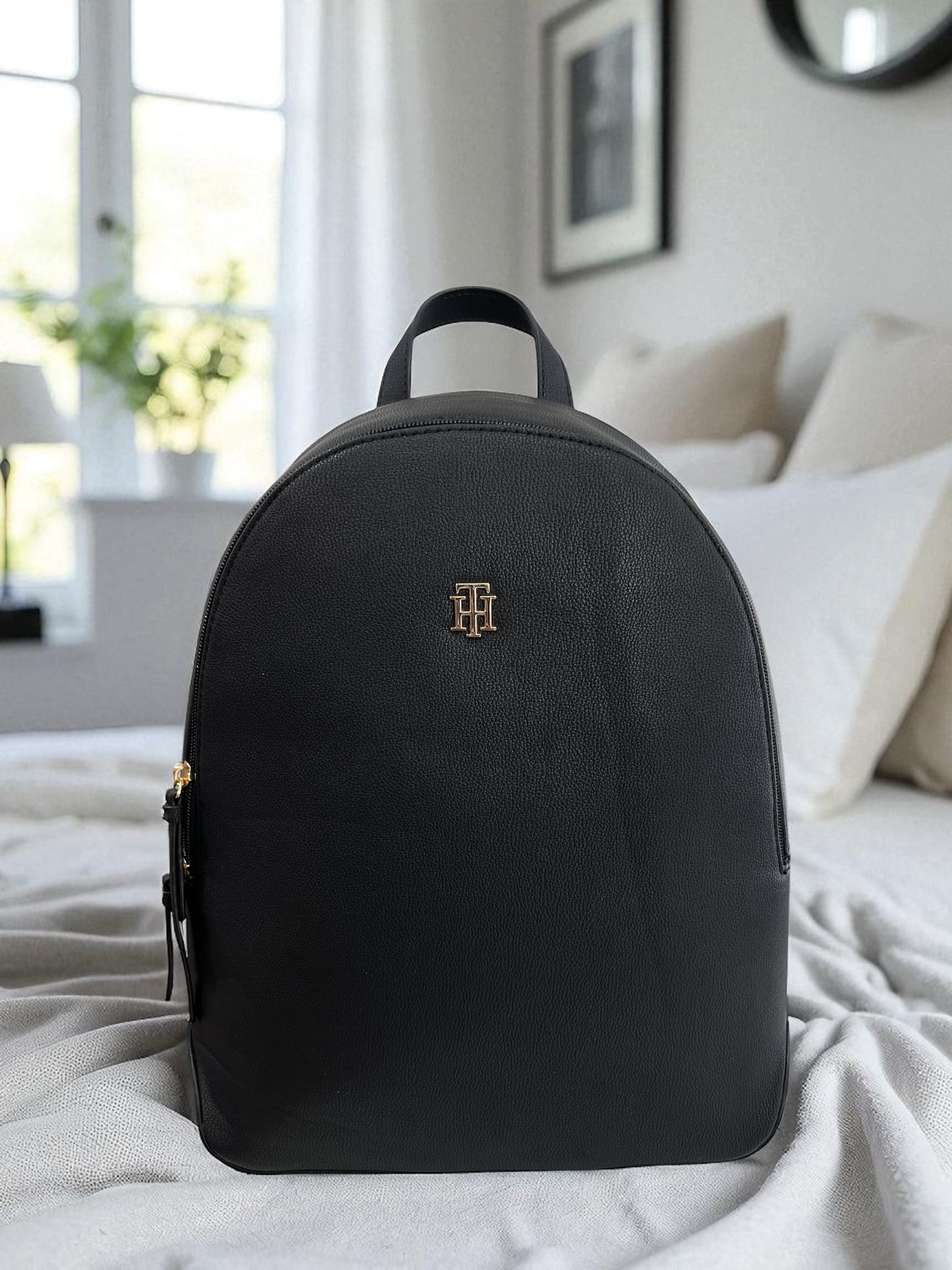 Backpack Tommy H negra placa TH dorada