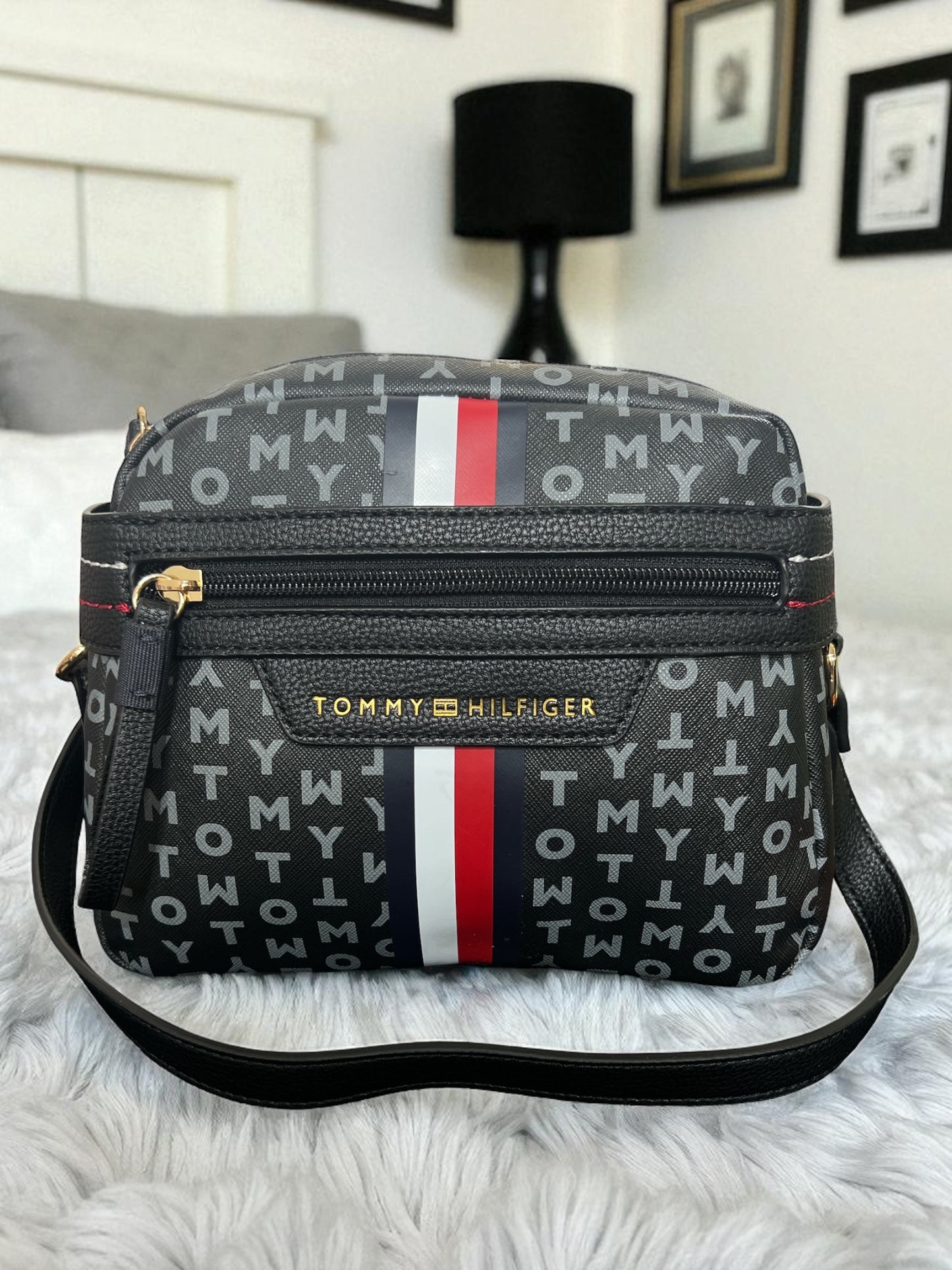 Crossbody Tommy H negra monogram letras