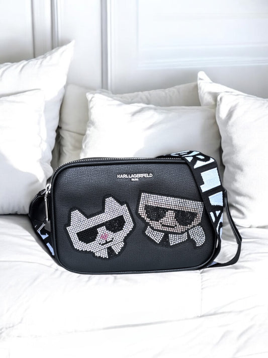 Crossbody Karl L negra, Karl y su gatito en piedritas ñ, strap grabado