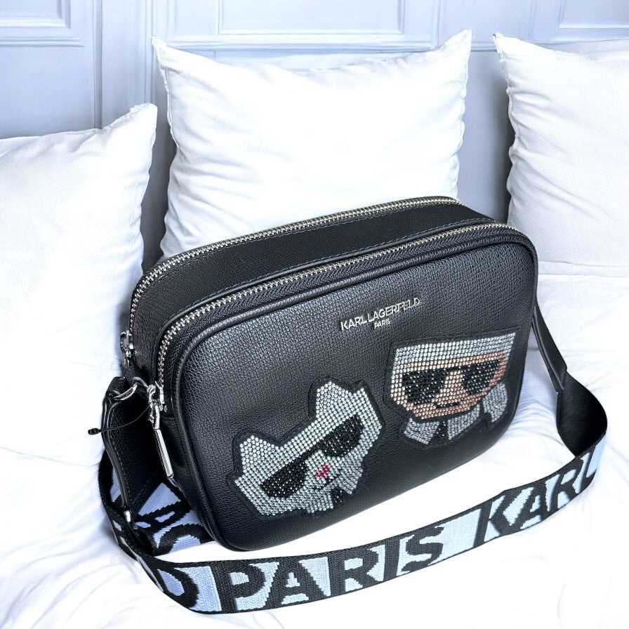 Crossbody Karl L negra, Karl y su gatito en piedritas ñ, strap grabado