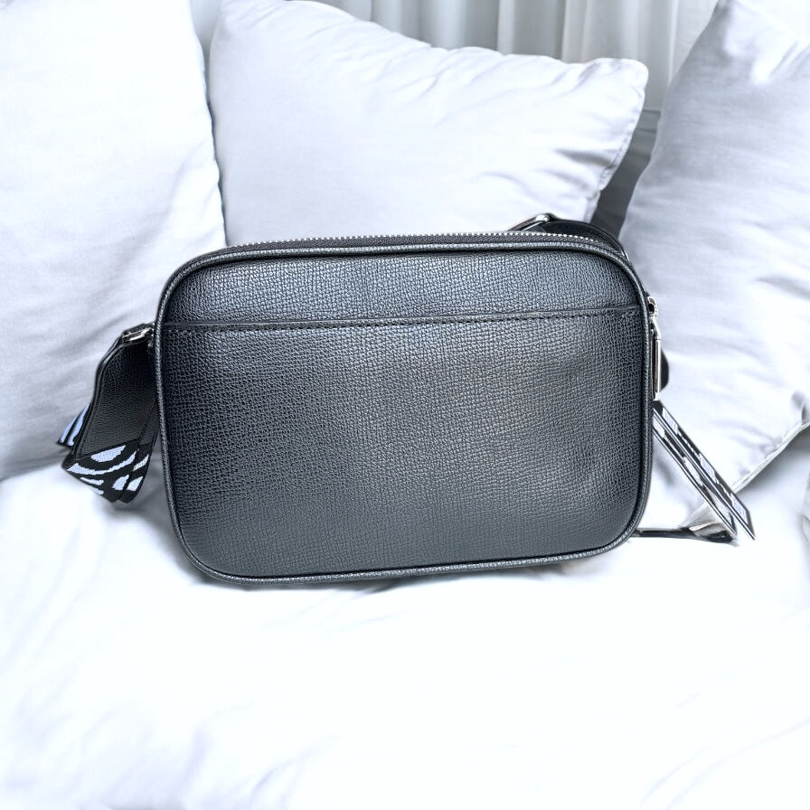 Crossbody Karl L negra, Karl y su gatito en piedritas ñ, strap grabado