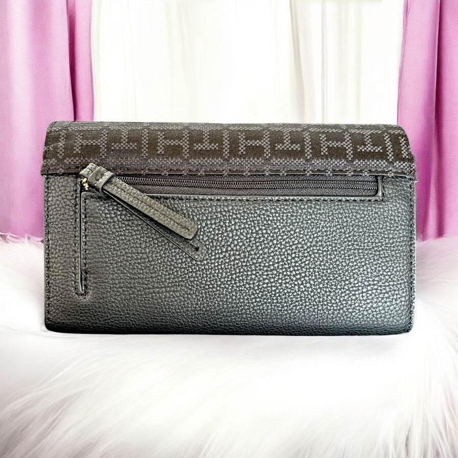 Cartera Tommy H negra con monogram y placa dorada TH