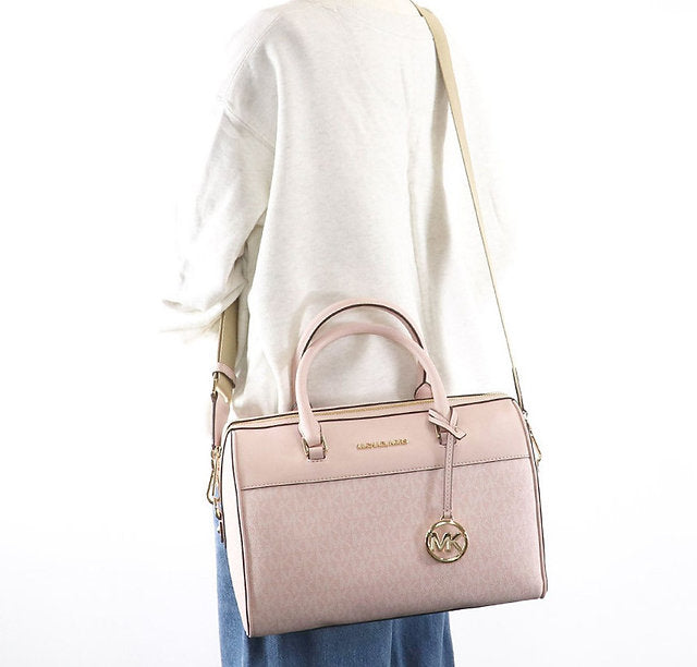 Crossbody Michael K Travel rosa con monogram y detalles dorados