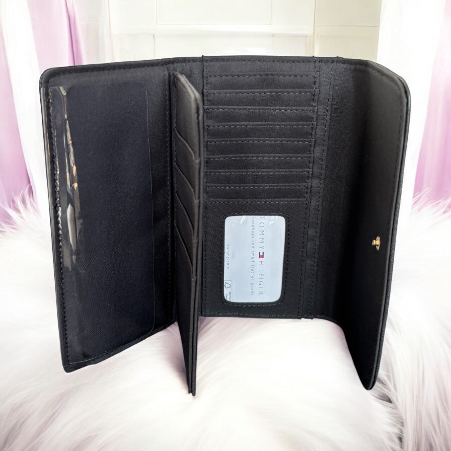 Cartera Tommy H negra lisa con placa dorada TH