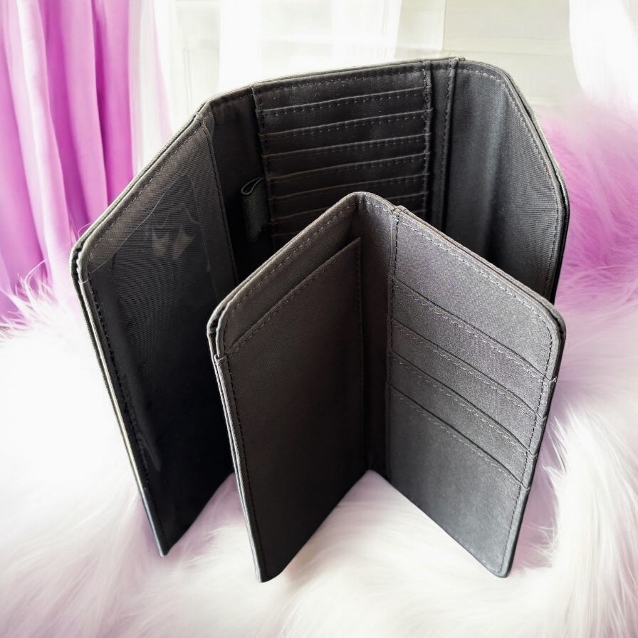 Cartera Tommy H negra lisa con placa dorada TH