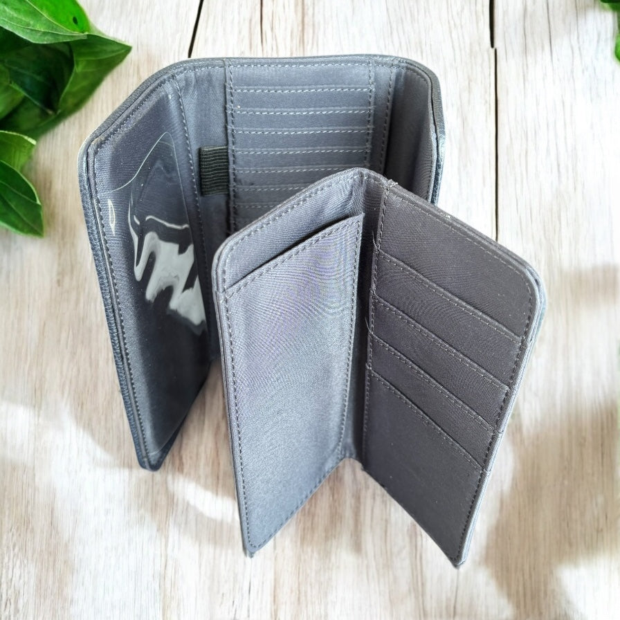 Cartera Tommy H beige con azul marino y placa redonda