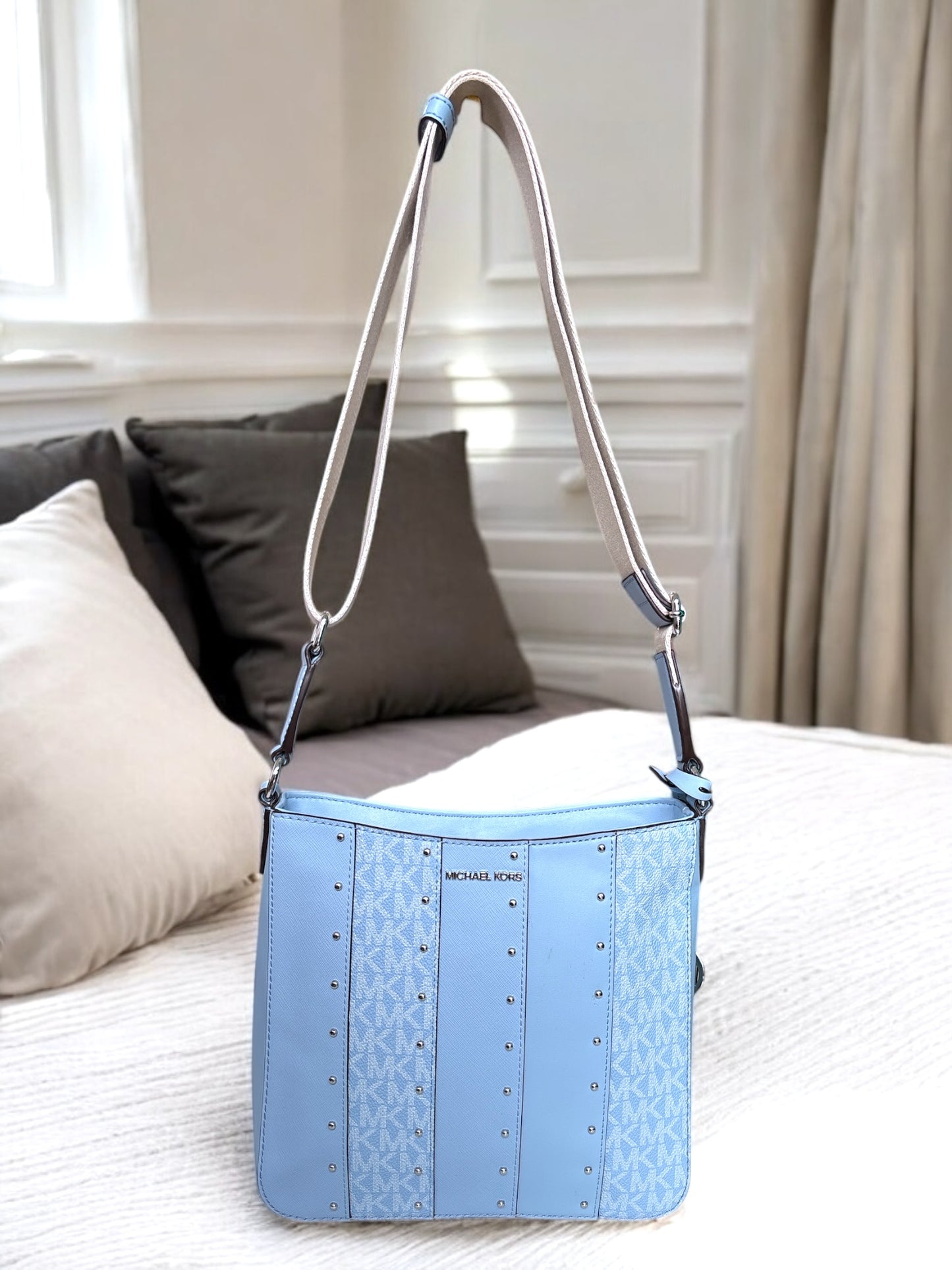 Crossbody Jet Set Small Studded Michael K, azul con estoperoles
