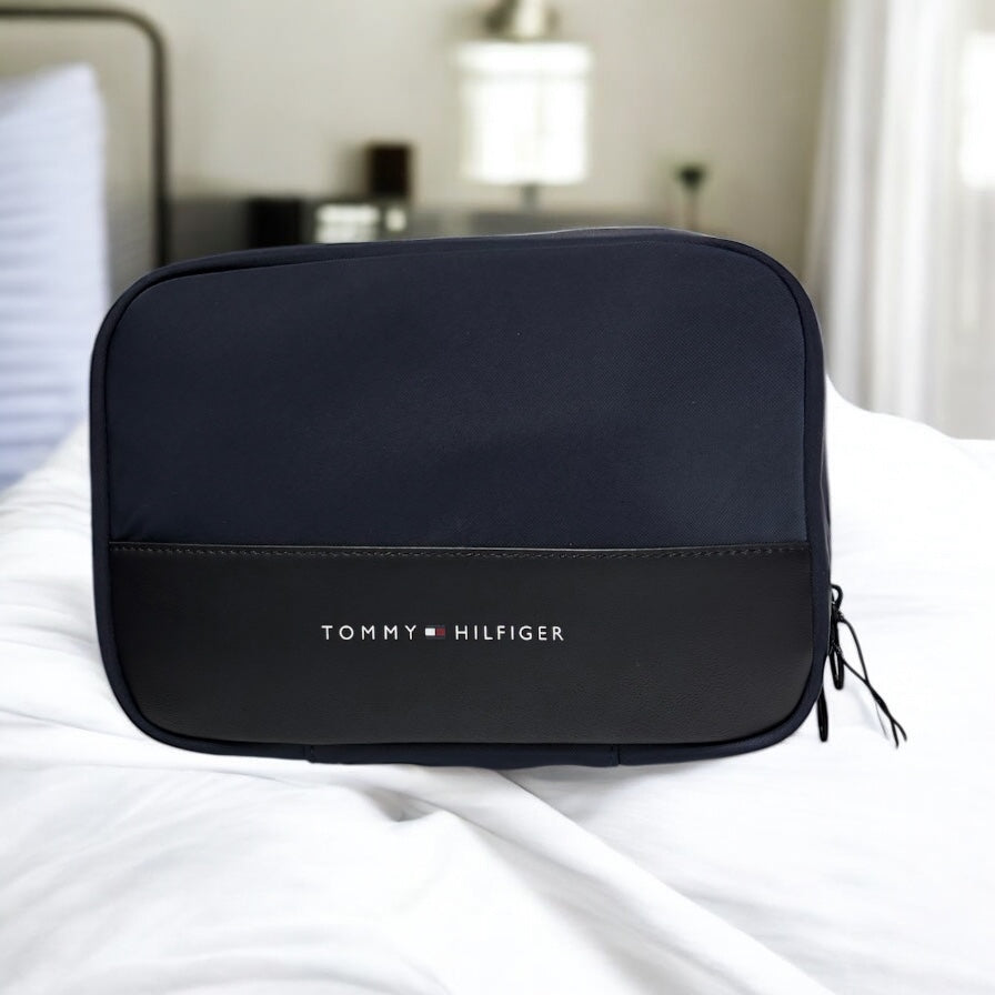 Estuche de Viaje Tommy H azul marino para colgar, detalles en negro