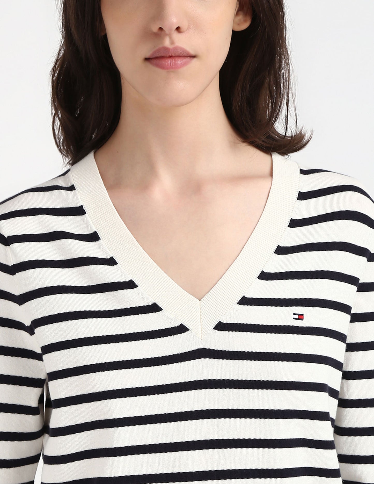 Suéter Tommy H crema, líneas delgadas azul marino, cuello u ve