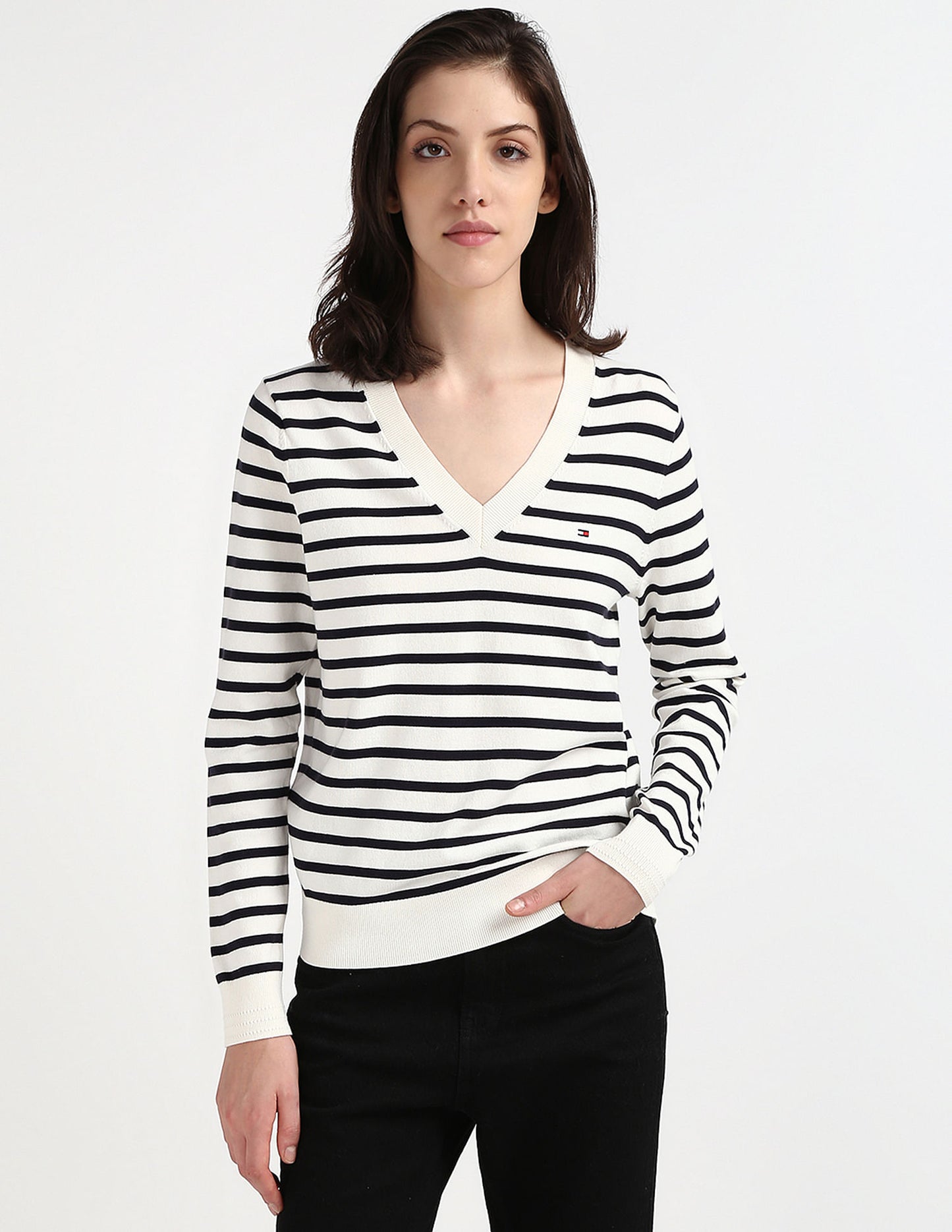 Suéter Tommy H crema, líneas delgadas azul marino, cuello u ve