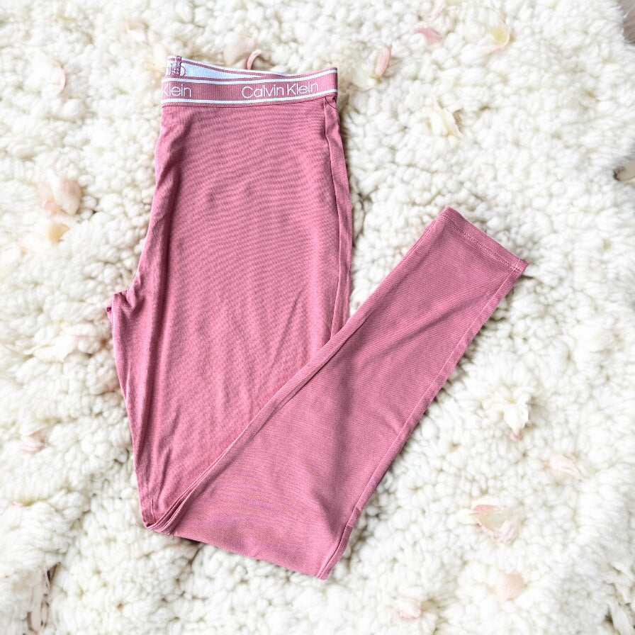 Pijama Calvin K rosa claro cuello V con letras blancas
