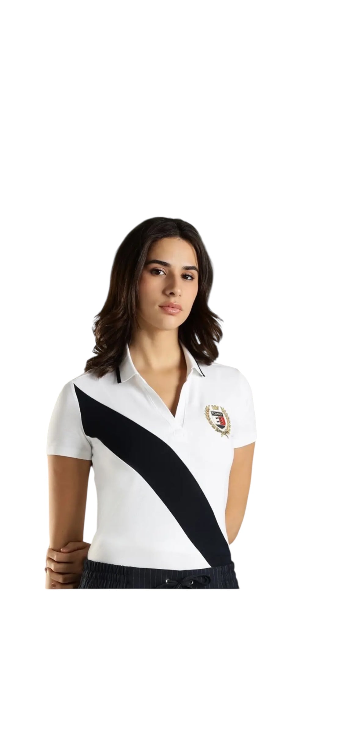 Playera Tommy H blanca tipo polo, línea diagonal azul marino y escudo