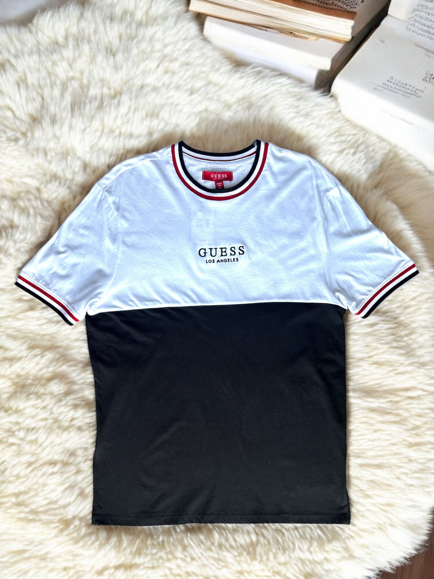 Playera Guess blanca/negro, letras negras, cuello y mangas rojo, blanco y negro, caballero
