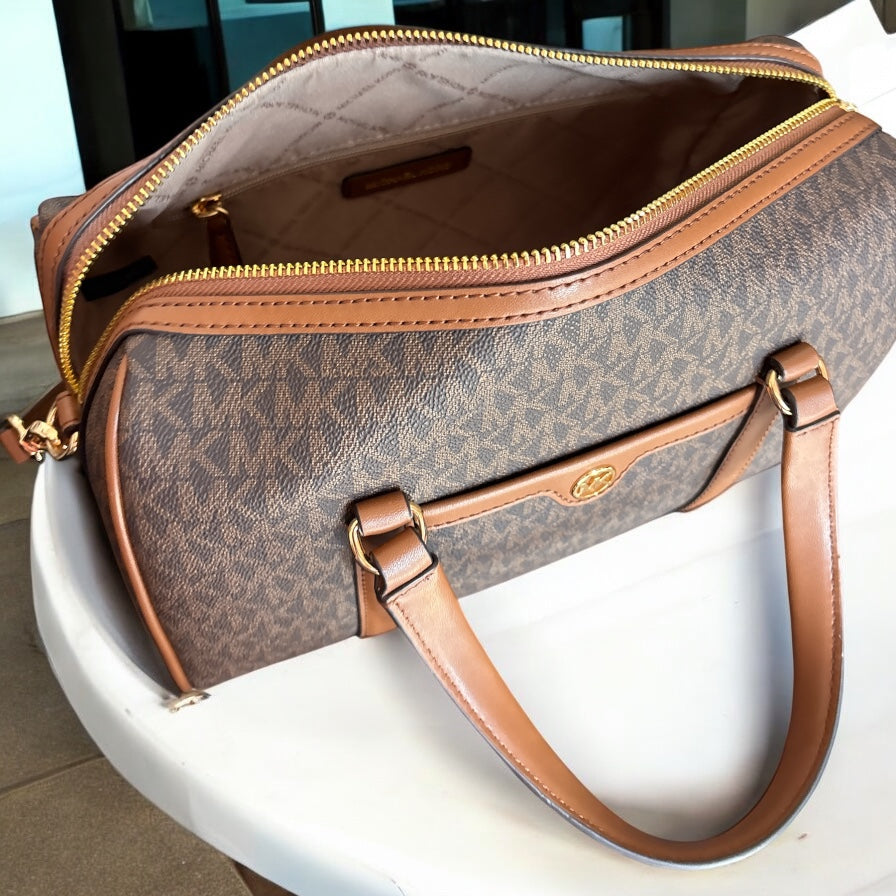 Crossbody Michael k café/chocolate con monogram con strap ajustable y placa dorada