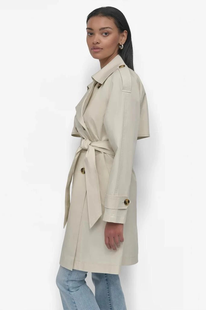Gabardina  DKNY Jeans crema, botones animal print