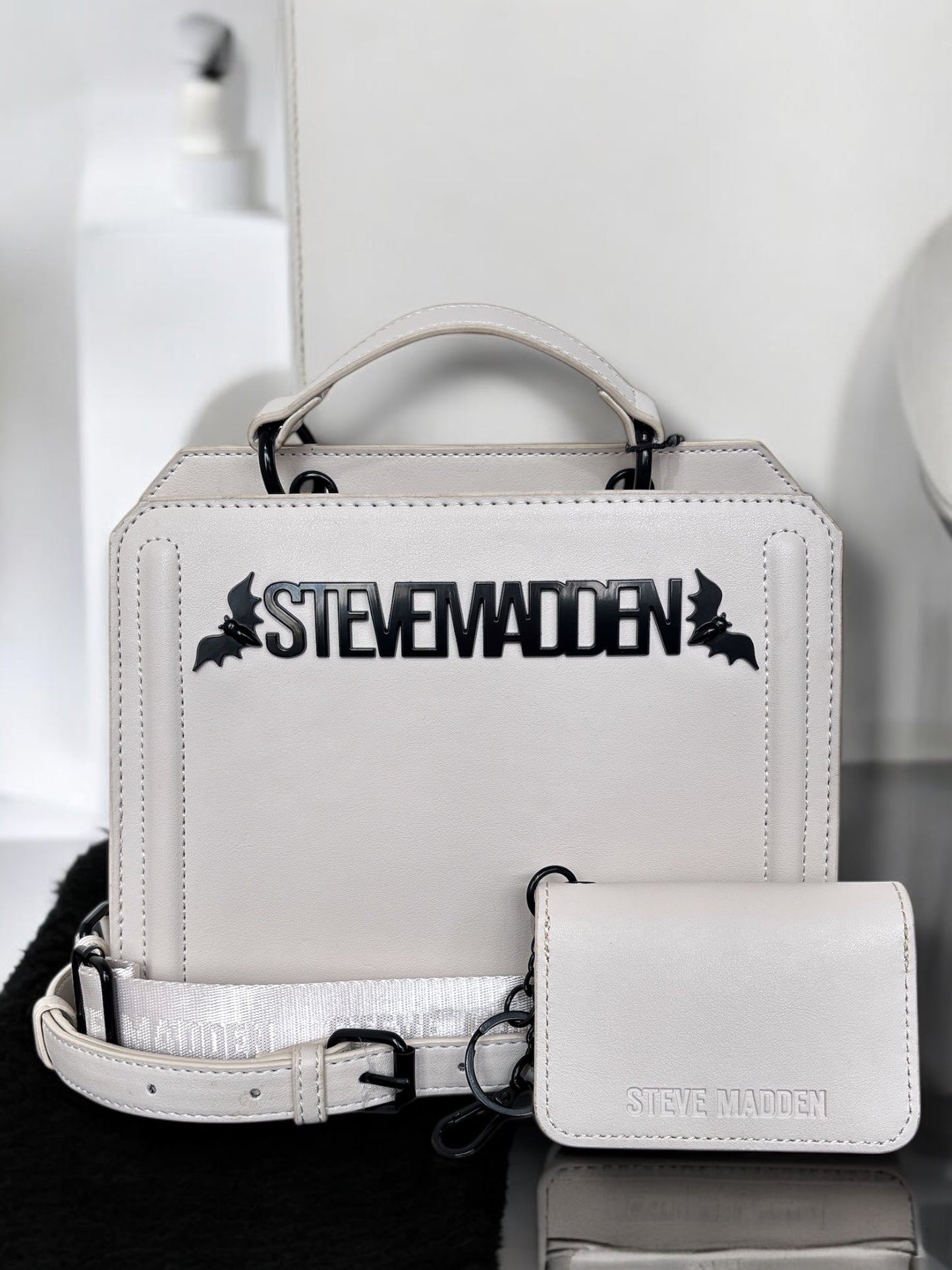 Crossbody Steve M Bevelyn blanca con temática Halloween con murciélagos