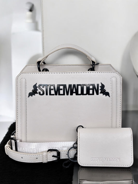 Crossbody Steve M Bevelyn blanca con temática Halloween con murciélagos