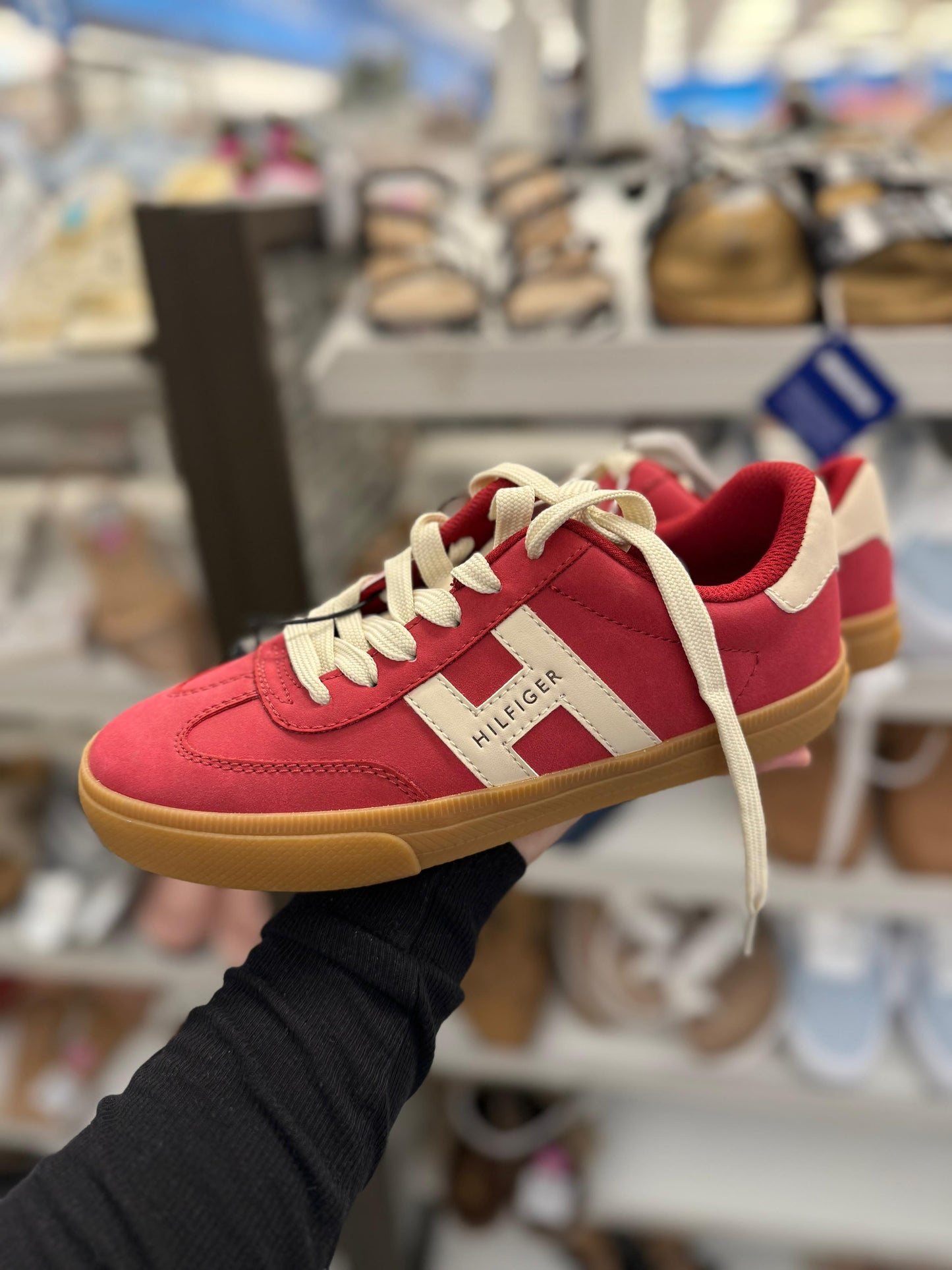 Tenis Tommy H rojos, letra H en crema u suela camel