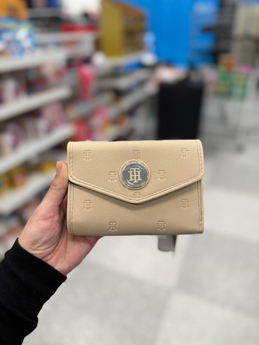 Cartera Tommy H nude TH grabado y placa plateada