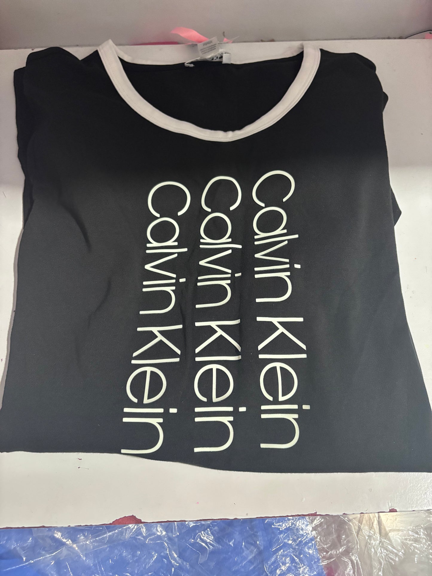 Vestido Calvin k negro con letras blancas